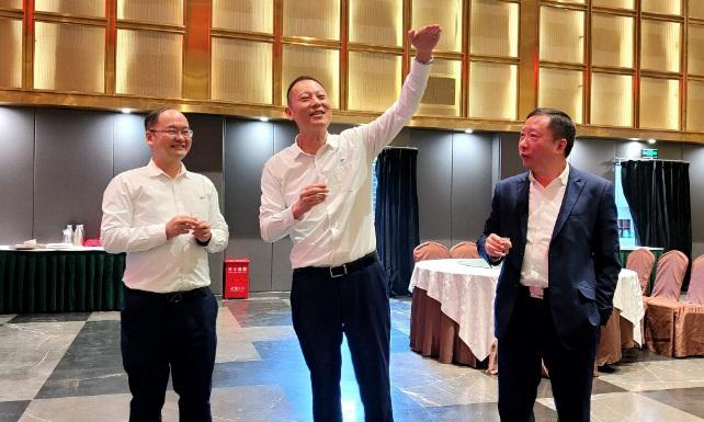 禮贊勞動(dòng)者——天馬玻璃隆重舉行2021 年勞動(dòng)競賽、專利獲得者表彰大會(圖1)